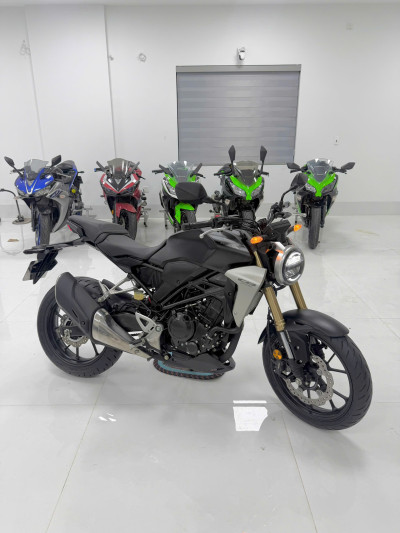 BÁN CB300R MÀU ĐEN SIÊU LƯỚT, DÀNH RIÊNG CHO CÁC THƯỢNG KHÁCH THỰC SỰ KỸ TÍNH